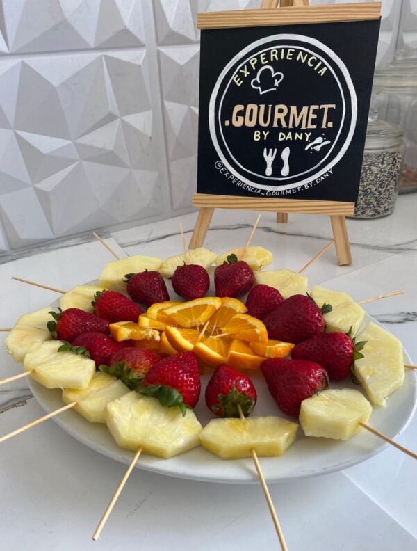 Brochetas de frutas de la estación